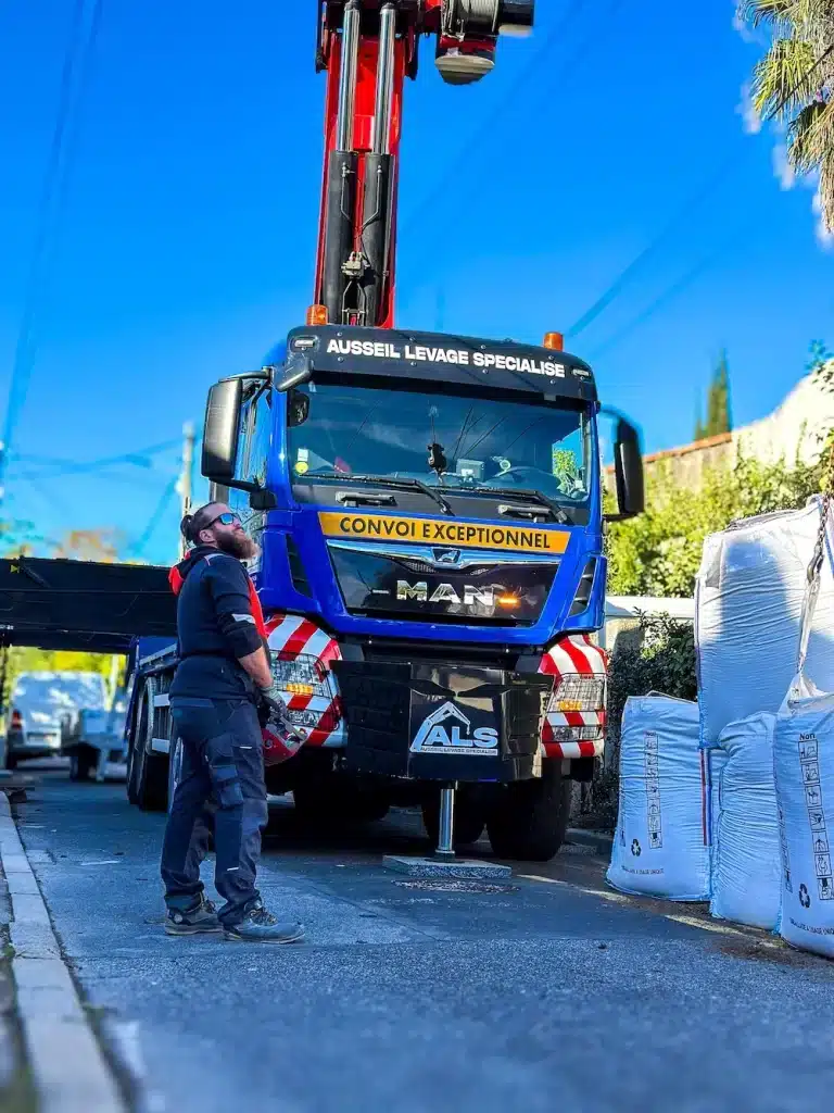 photo de Julien, le gérant de Ausseil Levage Spécialisé, devant son camion de levage à Montpellier